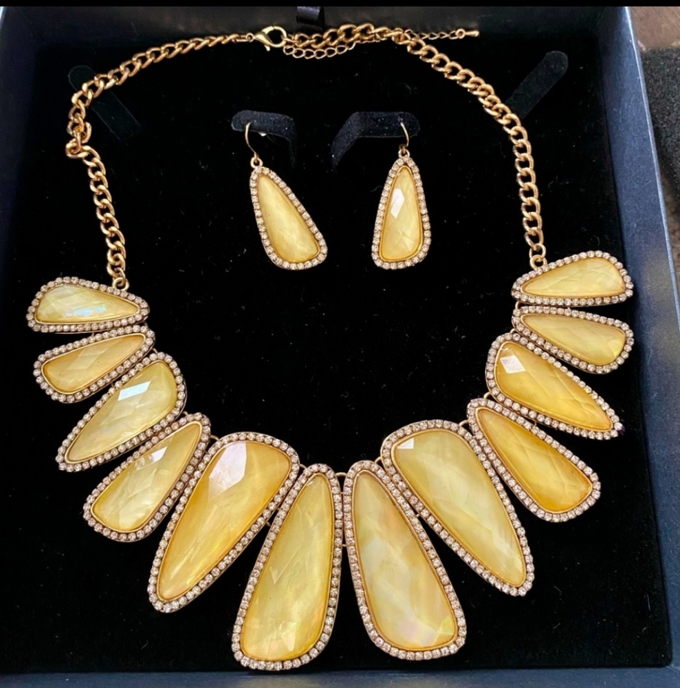 Jardin Yellow Halo Fancy cut asymetrical Unique shape stone necklace & earring